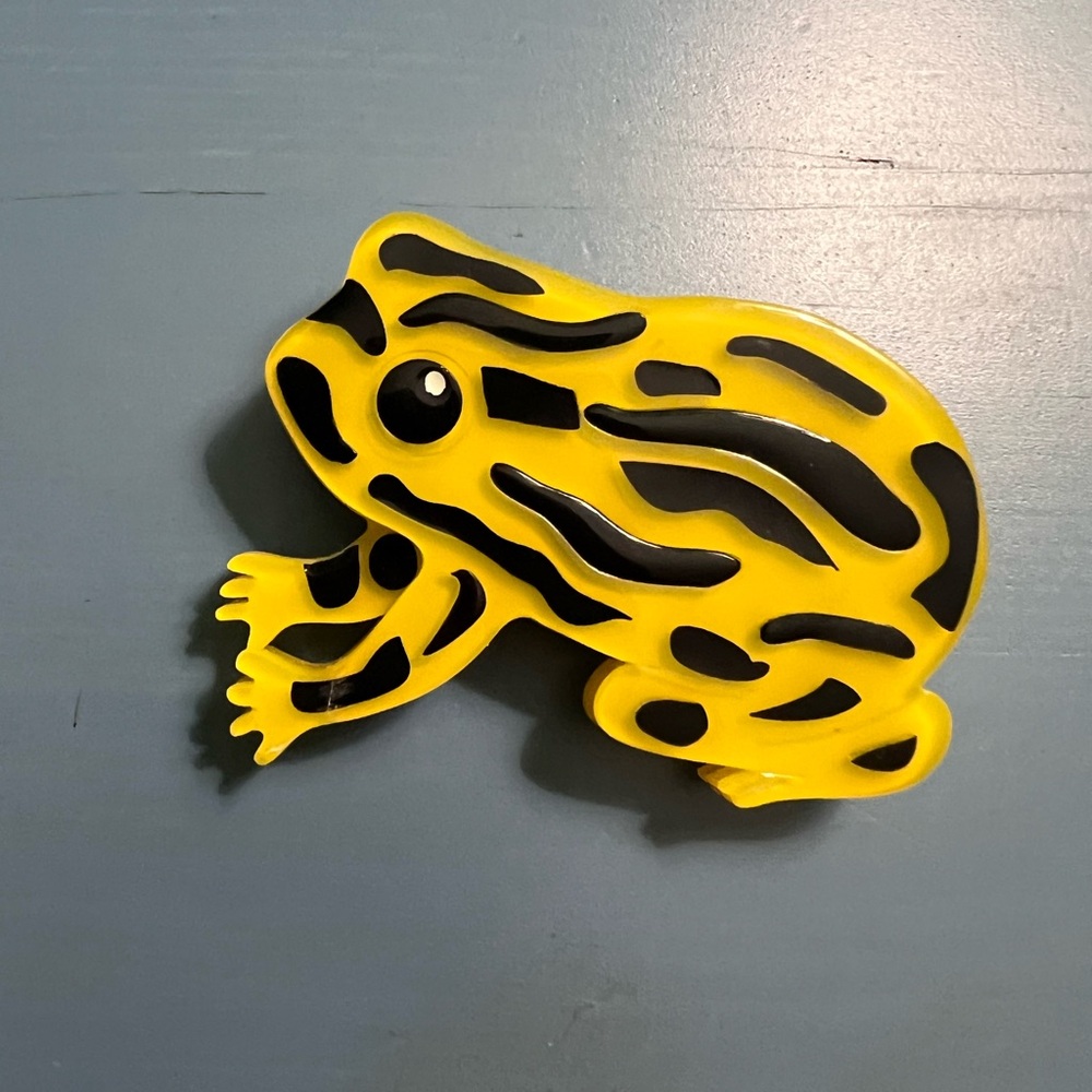 Erstwilder brooch